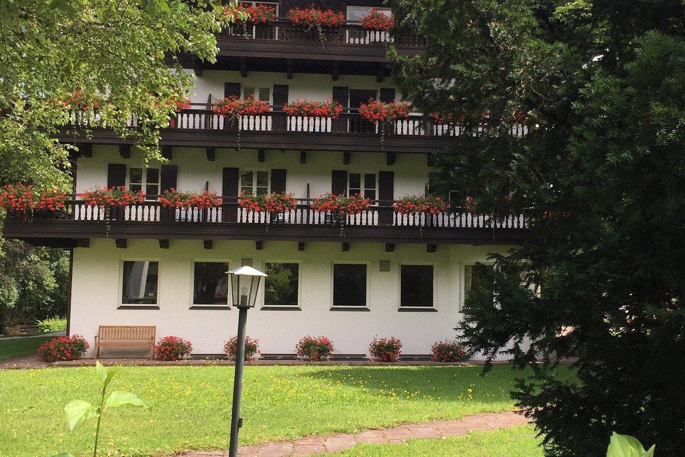 Haus Auerbach in Oberaudorf, with flower boxes on every balcony